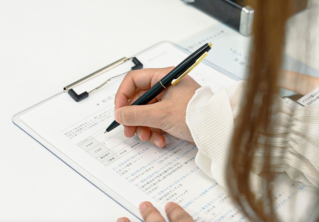 カウンセリングシートの記入をしている女性
