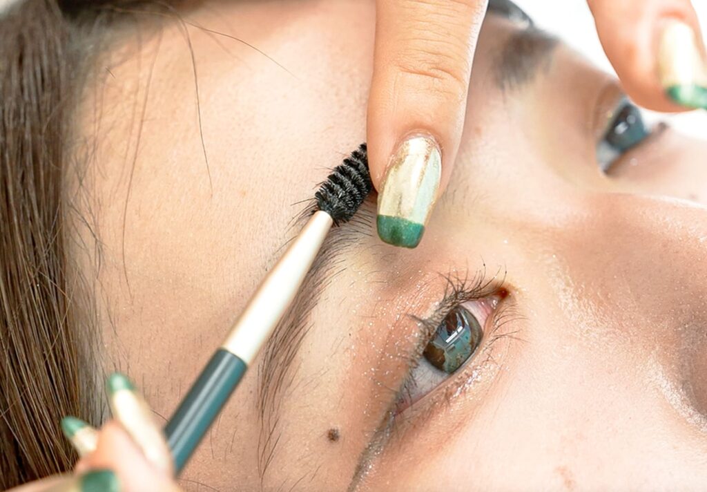 眉毛の流れを整えている様子