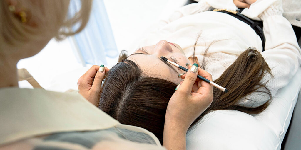 眉毛施術を受けている女性